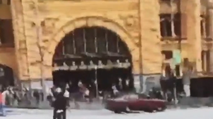 O maşină a intrat în pietoni în Melbourne! Trei oameni au murit