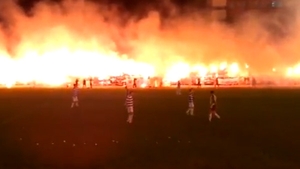 VIDEO Nebunie ca la derby-urile din Milano sau Roma! A luat foc stadionul la un meci din liga a V-a!