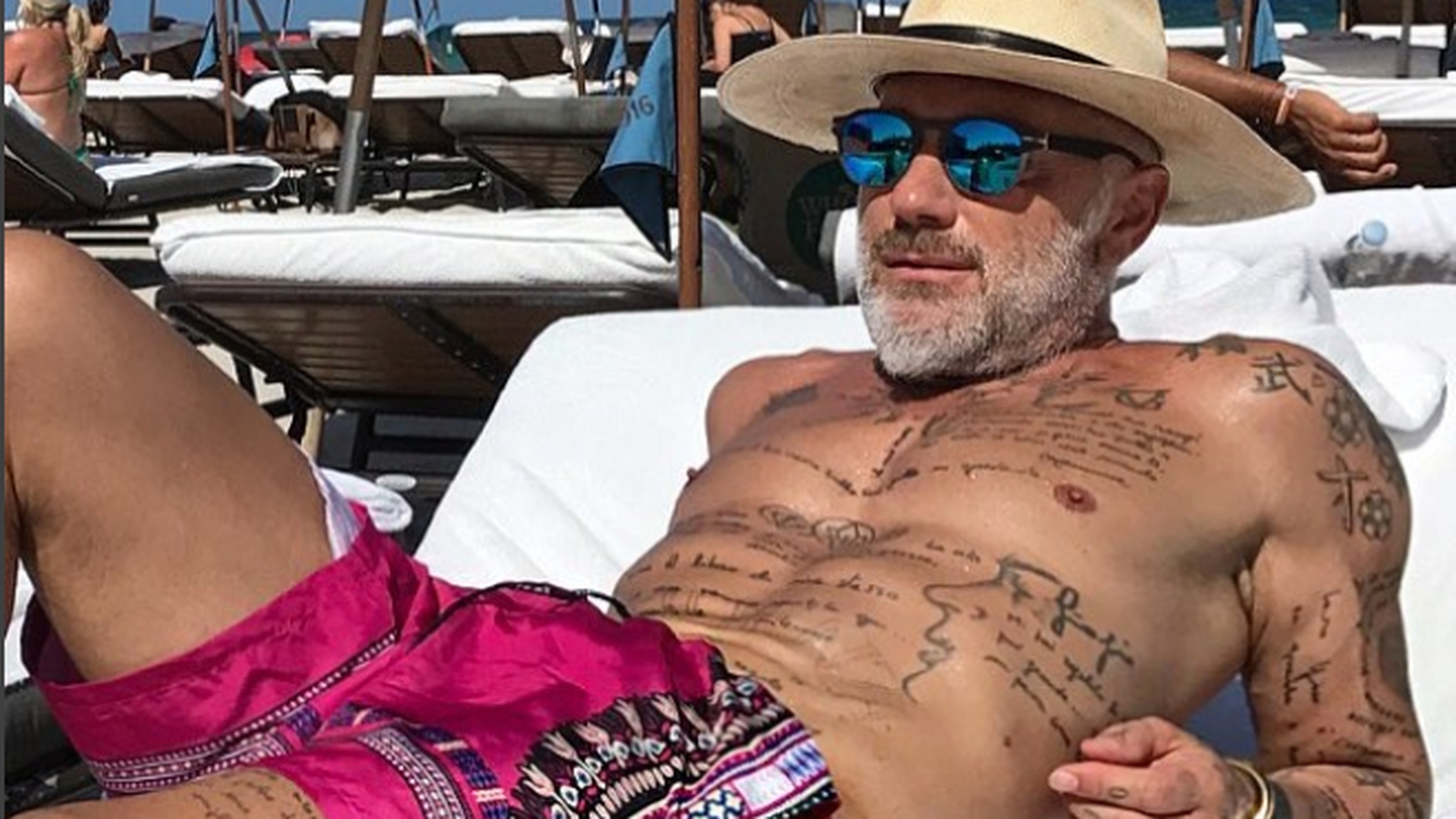 Gianluca Vacchi şi-a etalat ”bijuteria” din pantaloni! Excentricul dansator a pozat relaxat şi a lăsat tot la vedere