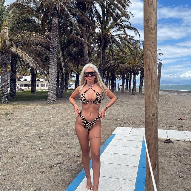 Monica pozează în ipostaze extrem de sexy/ Sursă foto: Instagram.com