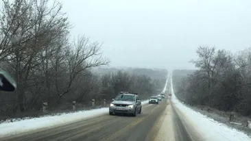 Haos pe drumurile din România, pe timp de ninsoare! Mai multe tiruri au derapat pe autostradă. Drumarii au fost luați prin surprindere