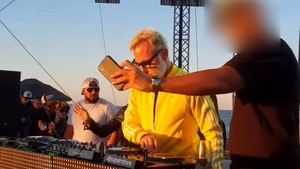 Reacția lui Gianluca Vacchi atunci când un petrecăreț din Mamaia s-a urcat pe scenă lângă el!