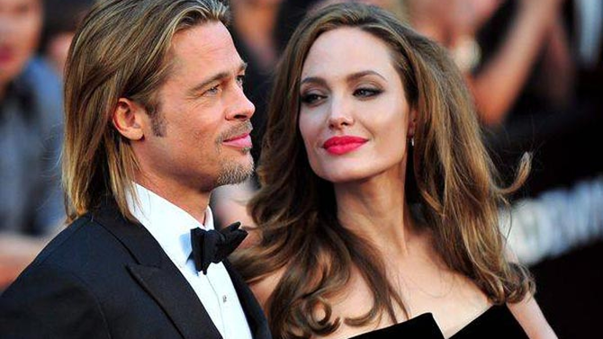 VIDEO Paparazzi i-au dat de gol? Se pare ca Angelina Jolie si Brad Pitt s-au casatorit in secret! Vezi cum a stralucit actrita intr-o rochie superba si ce buchet a avut