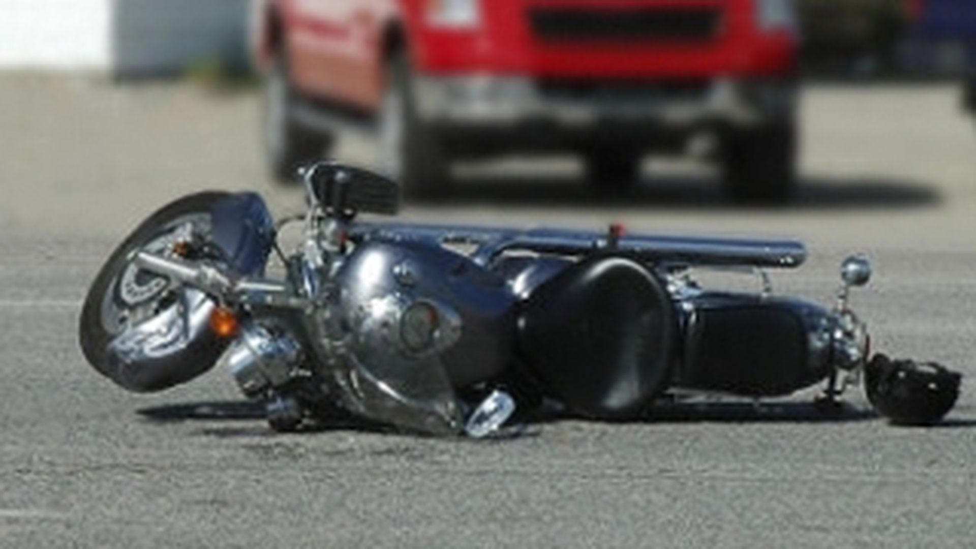 Un batran a fost lovit pe trecerea de pietoni  de un motociclist