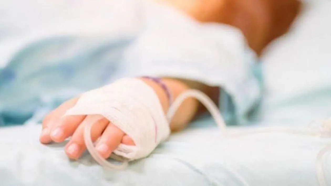 Copilă de 3 ani, moartă după ce a căzut într-o oală cu mâncare. Bucătarul asculta muzică la căști și nu i-a auzit țipetele!