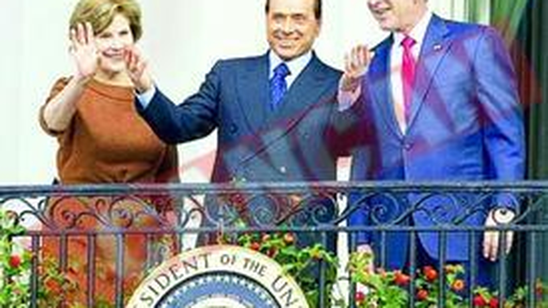 Berlusconi i-a rupt tribuna lui Bush