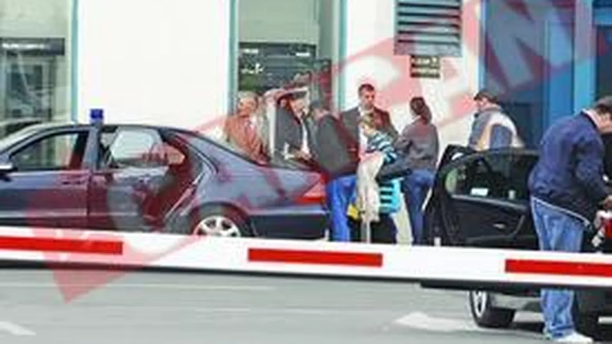 Emil Constantinescu a umplut doua masini cu bagajele aduse de la Paris