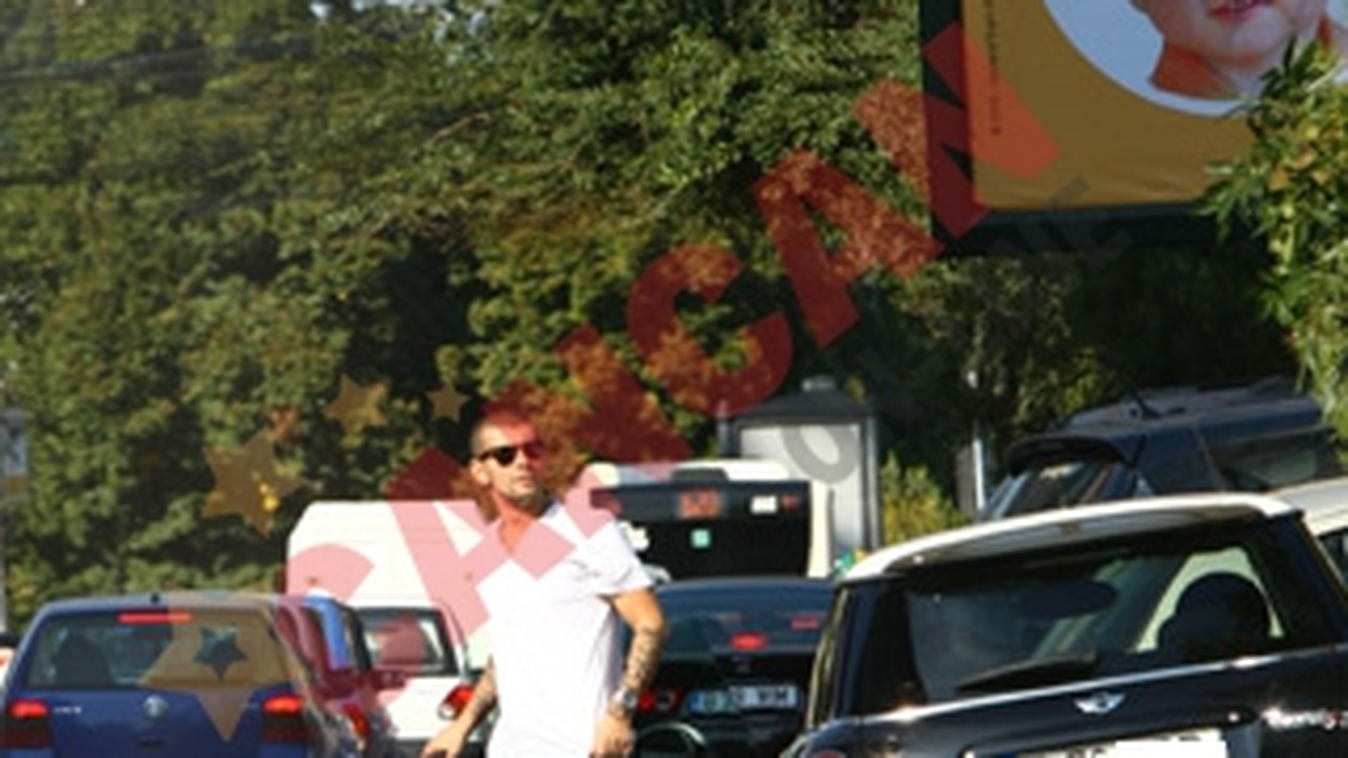 Vali Barbulescu isi urca masina pe iarba