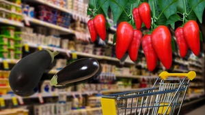 În august a început „vânătoarea” prețurilor în supermarketuri. Cât costă 1 kg de vinete sau ardei capia în Lidl, Mega Image sau Kaufland