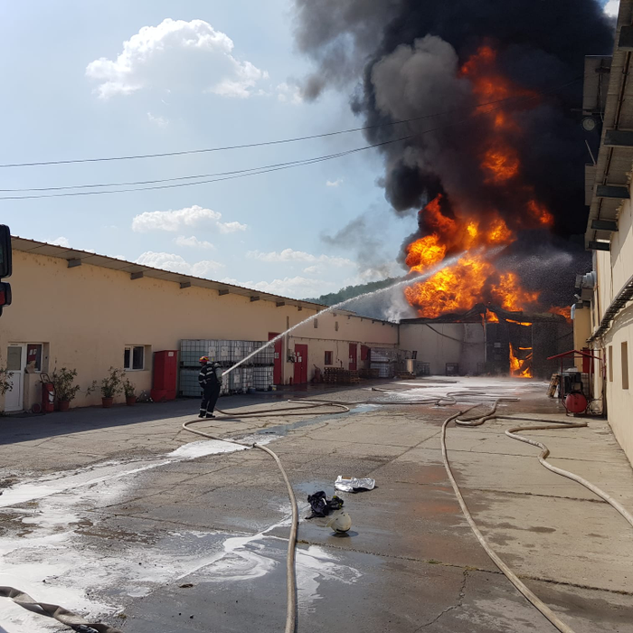 Incendiu puternic la o fabrică de vopsele din Mihăești-Vâlcea | FOTO + VIDEO