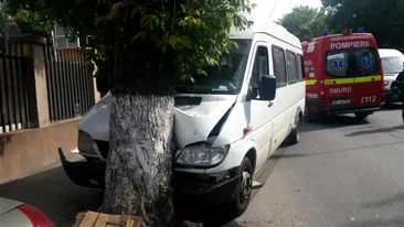 Accident violent în București! Un microbuz plin cu oameni s-a izbit de un copac! Printre victime sunt și 3 copii