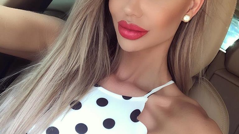 Bianca Drăgușanu s-a afișat la piscină cu un alt bărbat decât Tristan Tate!