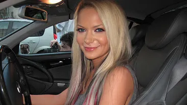 Se plange ca ii este frig, dar umbla imbracata asa! Cum a fost fotografiata Andreea Antonescu in aceasta dimineata