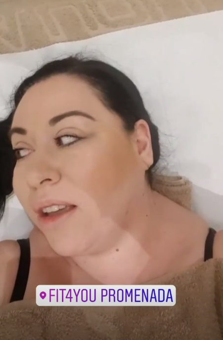 Oana Roman “și-a sculptat” fața! S-a filmat în timpul procedurii estetice