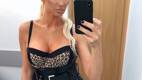 Nu are nicio rușine! Andreea Bănică, fotografiată dezbrăcată pe terasa hotelului