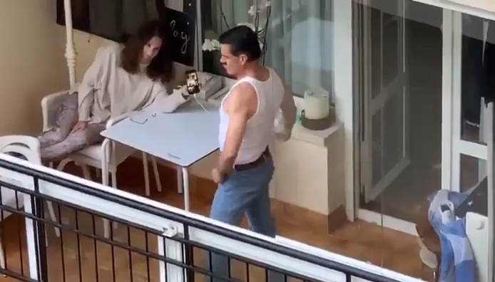 VIDEO / Dovada că izolarea poate fi și amuzantă! Ce a făcut un bărbat pe balcon întrece orice imaginație
