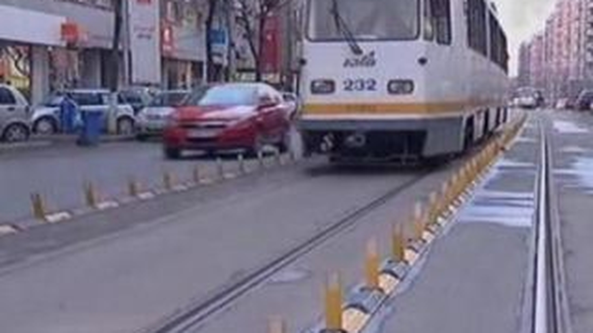 VIDEO Noile separatoare de trafic pe de Calea Mosilor ii infurie pe soferi