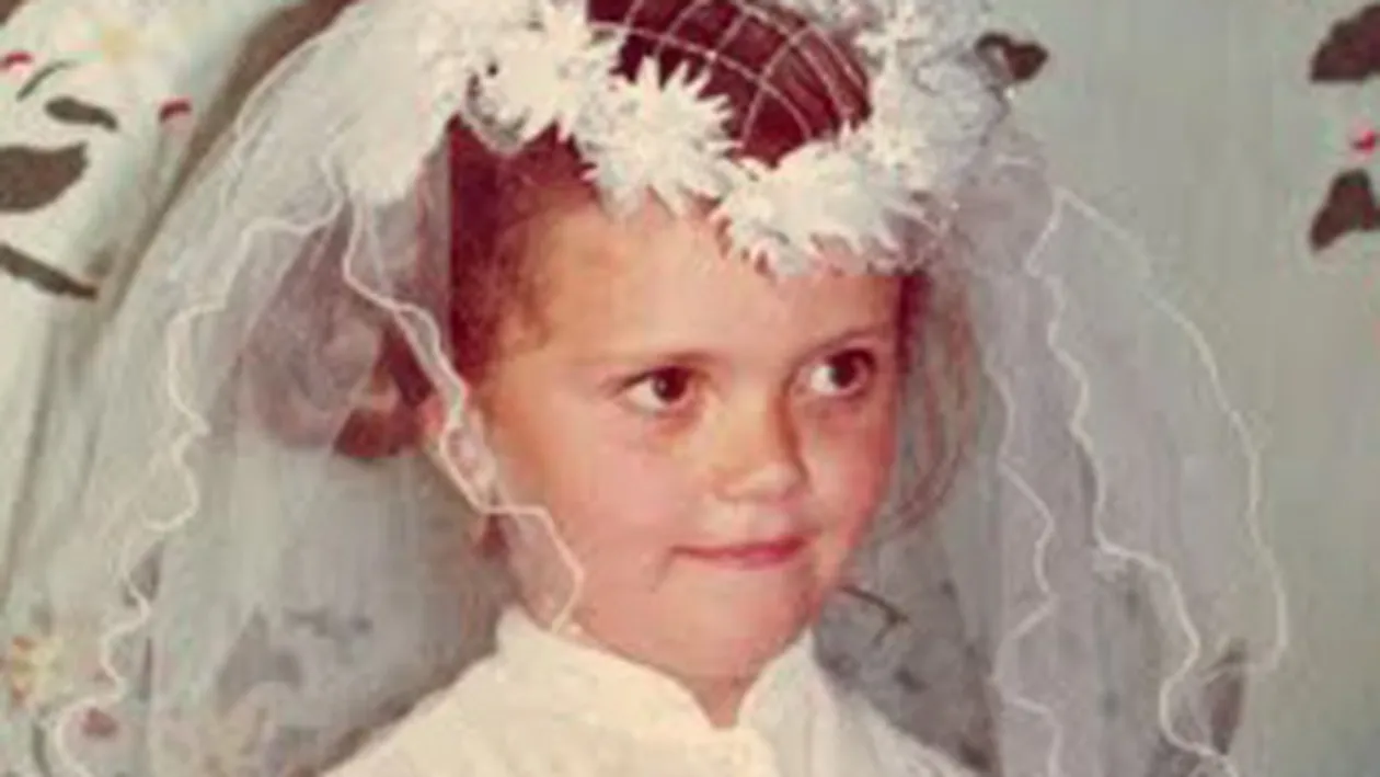 Cine e domnisoara rosie in obraji si cu voal? Acum e sotie de realizator TV celebru!