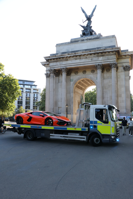 Ferrari Monza de 4,3 milioane de € și alți bolizi, confiscate de poliția din Londra pentru producerea de zgomot excesiv. Șoferii conduceau periculos