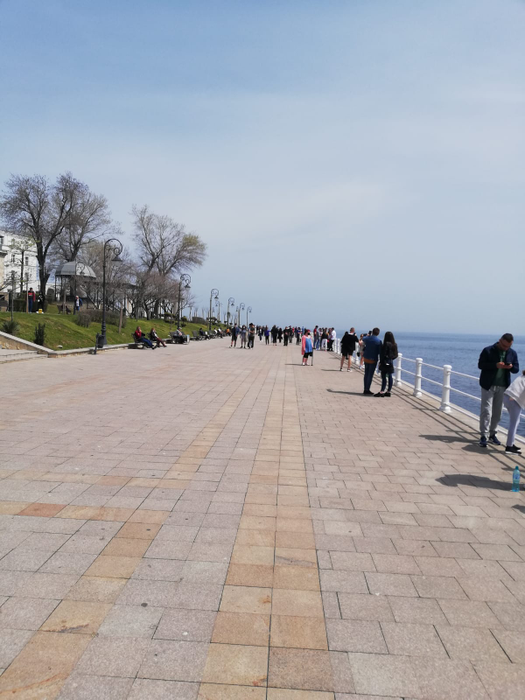 Constănțenii au ieșit la plimbare pe faleza de la Cazinou, de 1 Mai, înainte de Înviere