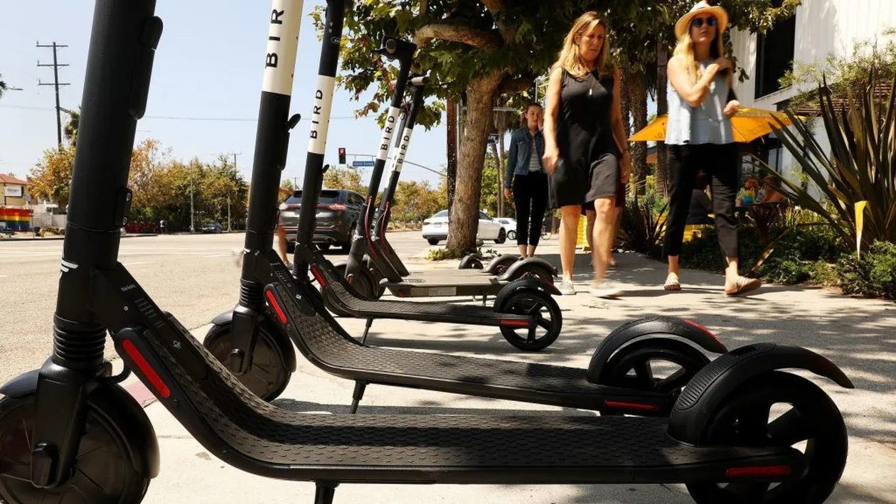 A furat 20 de trotinete electrice de pe stradă, apoi și-a deschis propria afacere. O parte le-a vândut, iar pe altele le-a vopsit şi le-a închiriat