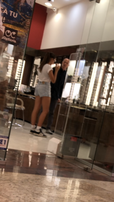 Au intrat apoi într-un magazin de optică