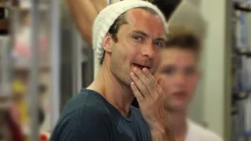 Jude Law este modest! Se plimba cu autobuzul si trenul!