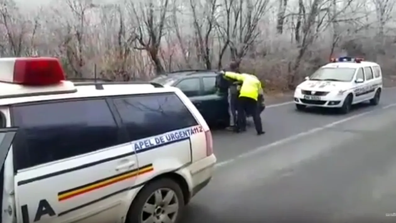 Urmărire ca-n filme în București! Un tânăr și-a abandonat mașina și s-a aruncat în Dâmbovița, pentru a scăpa de polițiști VIDEO