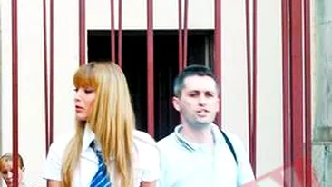 A imbracat uniforma de politist