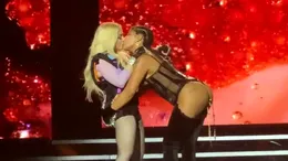 Imagini incendiare. Madonna s-a sărutat cu o cântăreață de rap pe scenă. GALERIE FOTO