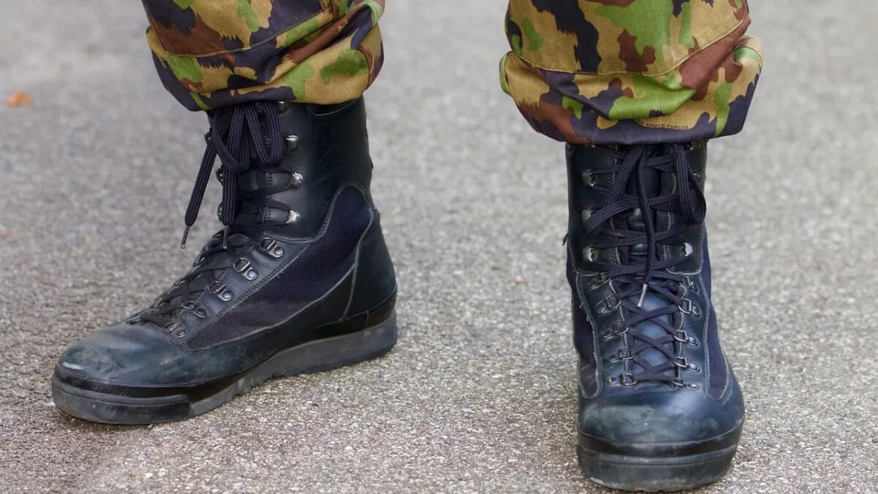 Scandalul bocancilor românești inflamează Austria. Militarii lor se plâng că nu sunt buni