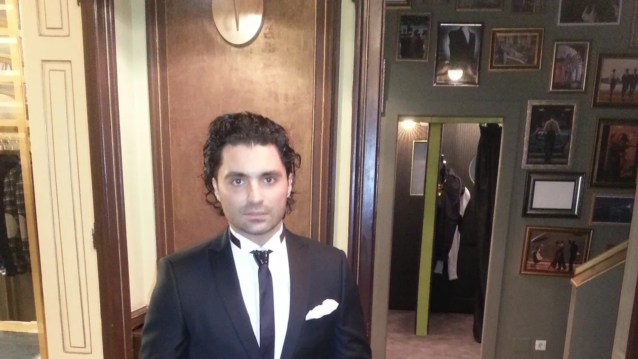 Pepe e un tatic original, cheltuitor si iubitor! La botez va purta costum de 2.000 de euro si butoni cu chipul fetitei sale!