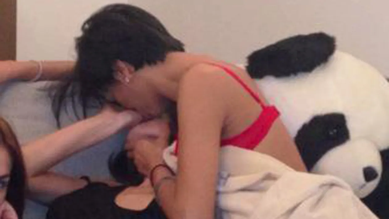 Paranghelie ca intre fete! Madaline Pamfile saruta cu foc o alta domnita. Vezi cine este aceasta!