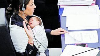 Au votat cu bebelusii dupa ele