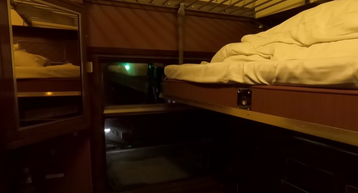 Un englez a călătorit prin România cu un tren vechi de 60 de ani/ Sursa foto: Captură Youtube