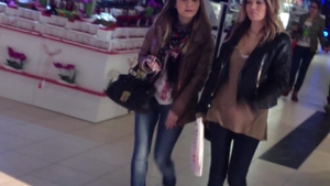 Gina Pistol si-a descoperit o noua pasiune: tablourile! Vezi ce face vedeta intr-un magazin cu obiecte de arta!