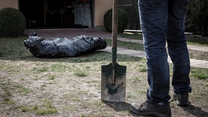 Viral. O mamă s-a trezit cu poliția acasă, după ce vecinii au crezut că omorât pe cineva. Ce reprezenta, de fapt, „cadavrul” din pungă. FOTO