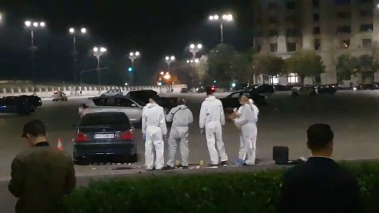 Imagini șocante din timpul răfuielii din Piața Constituției! Un bărbat a fost împușcat în cap, alte șase persoane au ajuns la spital
