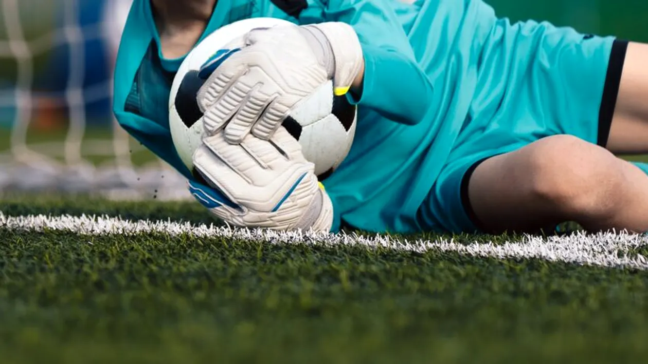 Fotbalist, SUSPENDAT 30 de ani pentru agresarea unui arbitru: „Să o ia razna în altă parte”