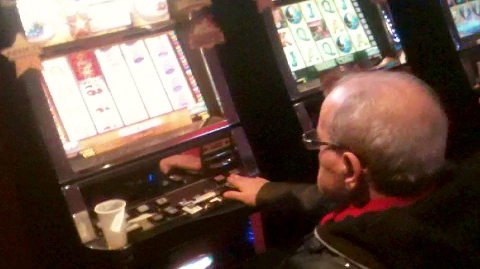 Viciile secrete ale lui Nelu Ploiesteanu: isi joaca banii la pacanele si fumeaza in ciuda interdictiei primite de la medici!