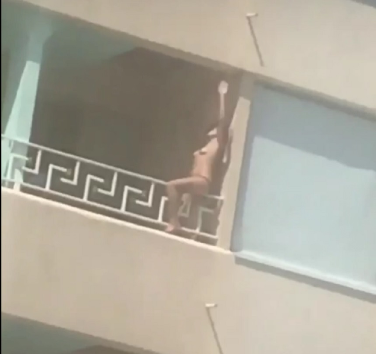 O tânără nonconformistă a dansat goală în balconul unui hotel din Mamaia