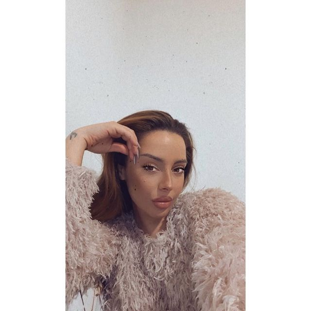 Reea este o brunetă super-sexy