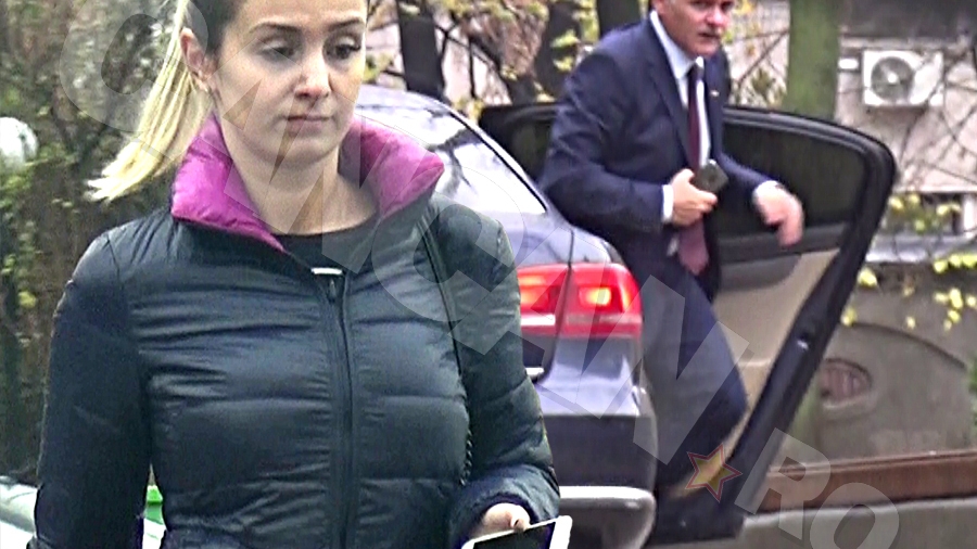 Avem imaginile cu super-diamantul primit de frumoasa blondă. Şeful PSD s-a logodit cu fosta asistentă!