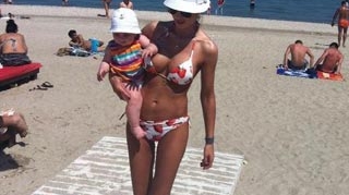 Ce mamica sexy e Ramona Lazuran! Parca n-a nascut niciodata! Uite-o aici in costum de baie cu fetita ei in brate!