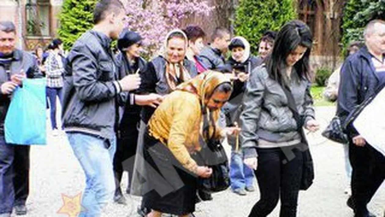 Credinciosii aduna pietre sfinte de pe alei