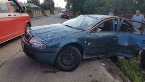 Trei copii au fost implicaţi într-un accident rutier, după ce maşina în care se aflau a fost lovită violent de un alt autoturism 