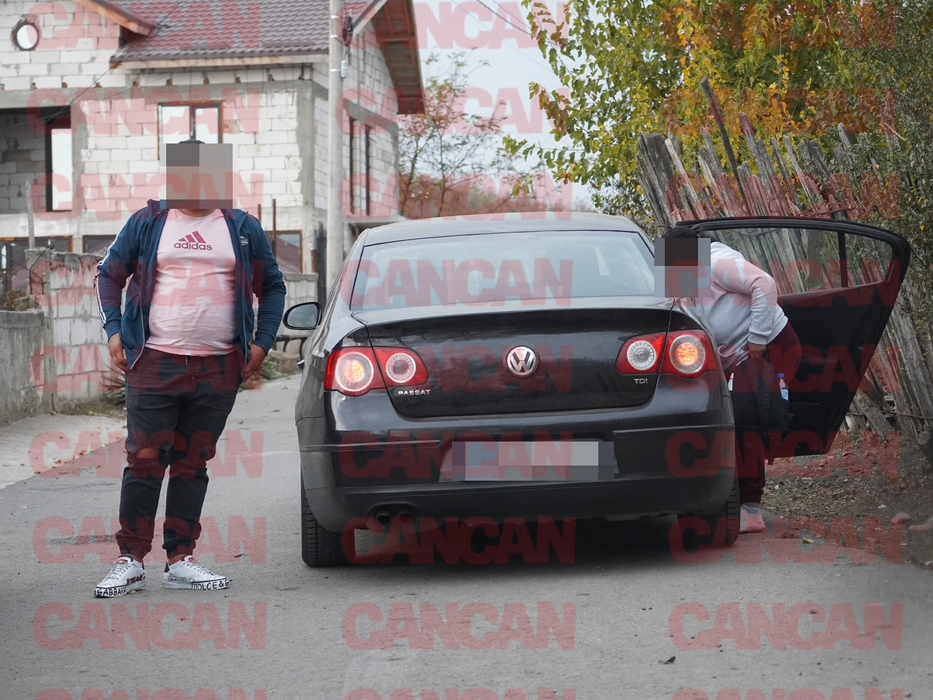 Milionarul, soția și fiul lui au coborât din mașină (Foto: CANCAN.RO)