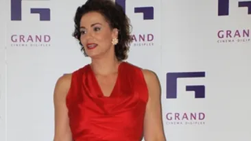 Cat de bine isi desface... picioarele!  Pozitia in care nu te-ai fi asteptat niciodata sa o vezi pe Maia Morgenstern!