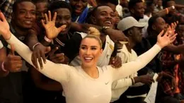 Sarah Dumitrescu, asaltată de fani în Congo! Isterie în tribune după ce și-a dat tricoul jos