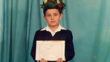 N-o sa ghicesti niciodata cine este acest baietel cu coronita! Indiciu: Il vezi zi de zi la TV si are o sotie de MILIOANE!